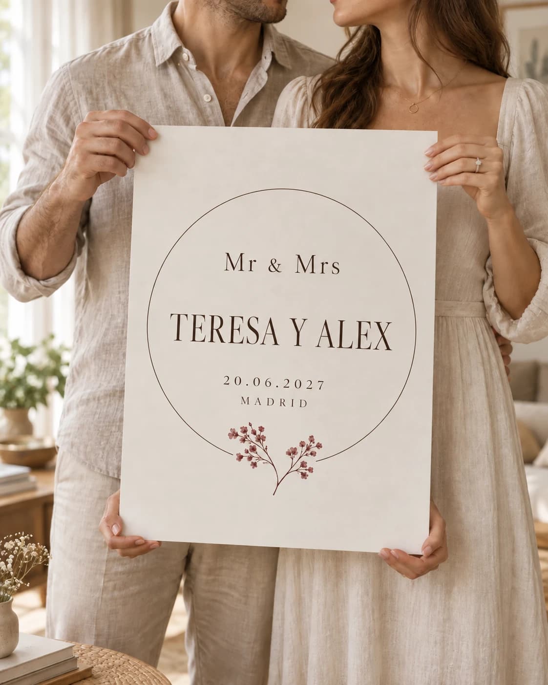 Pareja sosteniendo su lámina personalizada en casa