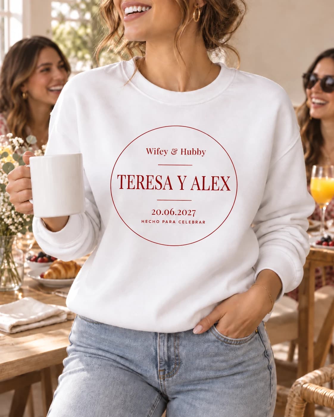 Mujer con sudadera Wifey y Hubby personalizada durante un brunch